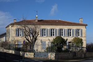 Facade pres de la Poste (Rosselin)